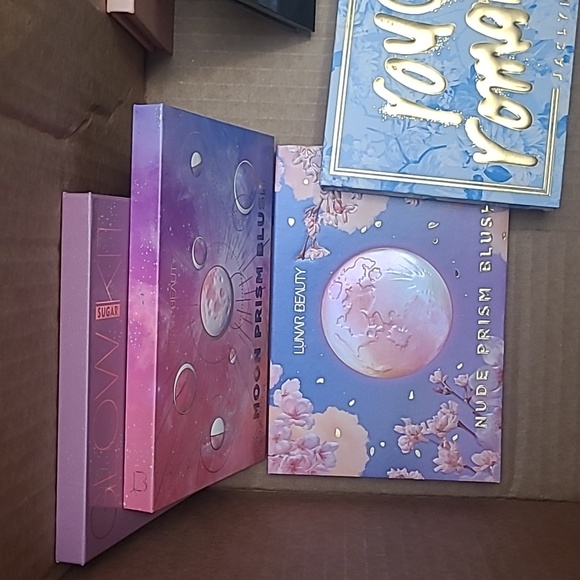 9 empty makeup packaging - Picture 2 of 5